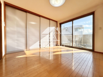 ���r���O -