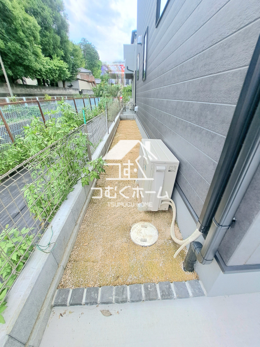 �� -